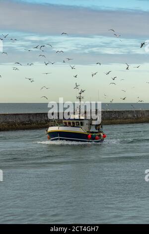 Saint-Gilles-Croix-de-vie, à Vendée, un bateau de pêche typique retournant au port le matin Banque D'Images