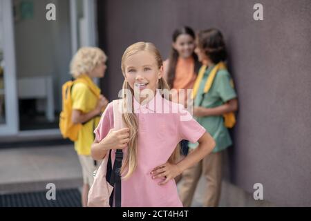 Quatre enfants passent du temps ensemble après l'école Banque D'Images