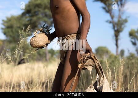 Une personne de San lors d'une mission traditionnelle de chasse et de cueillette. Banque D'Images