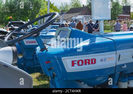 Kieldrecht, Belgique, 1er septembre 2019, vue latérale et volant d'un tracteur bleu Fordson, plus particulièrement le Ford 4000 Banque D'Images