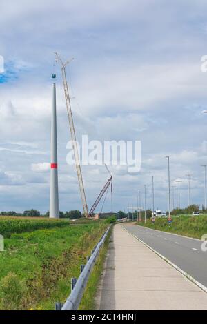 Sint Gillis Waas, Belgique, 24 août 2020, grande grue à côté d'une éolienne en construction Banque D'Images