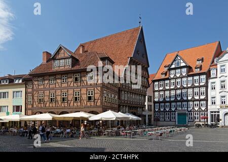 Hall de guilde des boulangers (à gauche) et hall de guilde des bouchers (deuxième à gauche), place du marché, Hildesheim, Basse-Saxe, Allemagne Banque D'Images