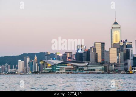 Île de Hong Kong au coucher du soleil, vue depuis le port de Victoria, Hong Kong, Chine Banque D'Images