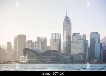 Île de Hong Kong au coucher du soleil, vue depuis le port de Victoria, Hong Kong, Chine Banque D'Images