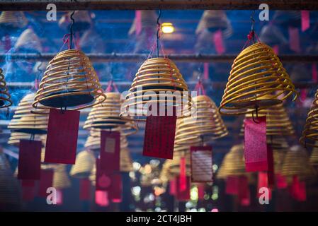 Incense antennes au Temple Man Mo, Sheung WAN, île de Hong Kong, Hong Kong, Chine Banque D'Images