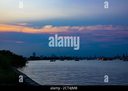 Un coucher de soleil sur le bord de la rivière à Tokyo Banque D'Images