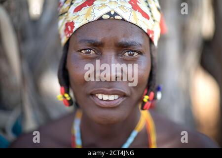 Une femme Zemba à Okangwati, dans la région de Kunene en Namibie. Banque D'Images