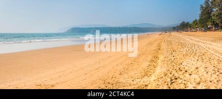 Plage tropicale de sable blanc d'Agonda, avec sable doré et ciel bleu, côte sud de Goa, Inde Banque D'Images