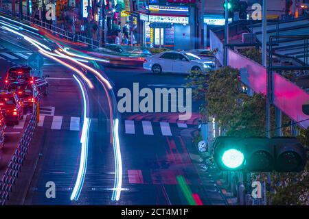 Une nuit de la rue néon dans Shinjuku Tokyo High angle de prise de vue longue Banque D'Images