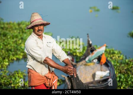 Pêcheurs sur la plage Mahatma Gandhi, fort Kochi (Cochin), Kerala, Inde Banque D'Images