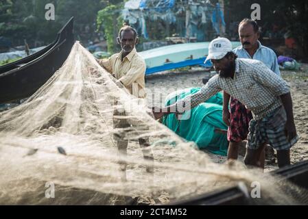 Pêcheurs sur la plage Mahatma Gandhi, fort Kochi (Cochin), Kerala, Inde Banque D'Images