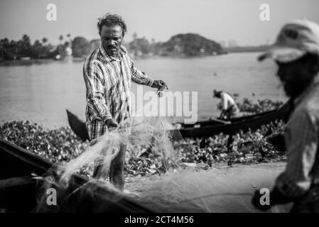 Pêcheurs sur la plage Mahatma Gandhi, fort Kochi (Cochin), Kerala, Inde Banque D'Images