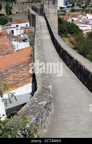 Passerelle au sommet des remparts, château de Serpa, Alentejo, Portugal Banque D'Images