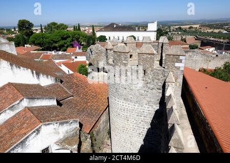 Vue sur le Palais des Condes de Ficalho depuis les remparts du château, Serpa, Alentejo, Portugal Banque D'Images