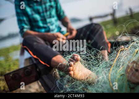 Pêcheur sur la plage Mahatma Gandhi, fort Kochi (Cochin), Kerala, Inde Banque D'Images