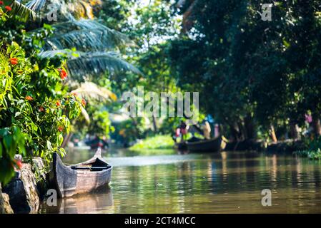 Bateau de pêche en canoë-kayak dans les eaux profondes près d'Alleppey, Alappuzha, Kerala, Inde Banque D'Images