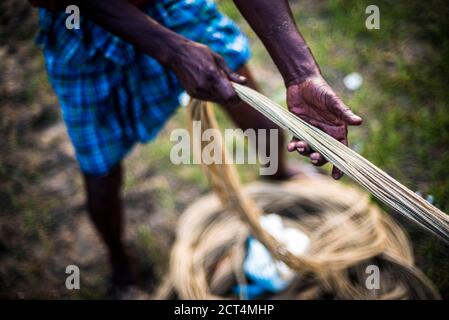 Pêcheur à la plage de Kappil, Varkala, Kerala, Inde Banque D'Images