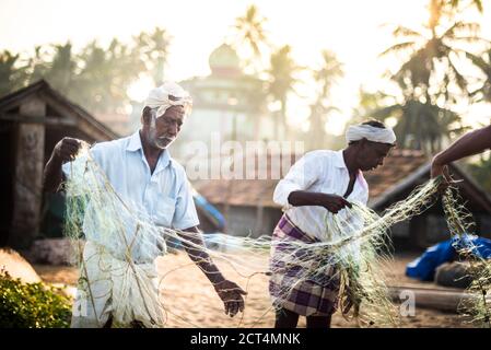 Pêcheurs à Kappil Beach, Varkala, Kerala, Inde Banque D'Images