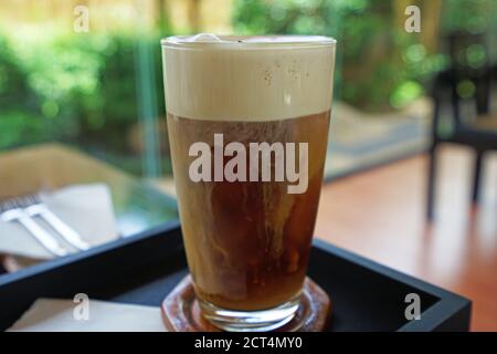 Gros plan sur un verre de Hojicha glacé, thé vert rôti au Japon Banque D'Images