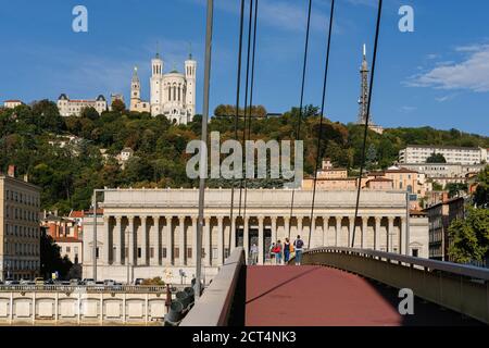 Le 10/09/2020, Lyon, Auvergne-Rhône-Alpes, France. Vue sur la basilique de Fourvière et la cour de 24 colonnes depuis la passerelle du palais de justice. Banque D'Images