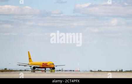 Schkeuditz, Allemagne. 29 juillet 2020. Un avion de transport de fret DHL est en train de descendre de l'aéroport de Leipzig/Halle. Les activités de fret à l'aéroport de Leipzig sont en croissance constante, même à l'époque de Corona. Credit: Jan Woitas/dpa-Zentralbild/dpa/Alay Live News Banque D'Images