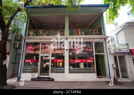 Masculin / Maldives - 10 août 2019: Restaurant à deux étages vu de la rue à Malé Banque D'Images