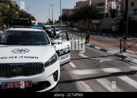 Jérusalem, Israël. 21 septembre 2020. 7,000 policiers et femmes font respecter un deuxième confinement de la COVID-19 à l'échelle nationale pendant trois semaines. Les Israéliens expriment leur déception, leur colère, leur désespoir et maintenant leur frustration alors que la plupart des lieux de travail continuent de fonctionner dans ce verrouillage, mais les barrages routiers de la police créent des embouteillages massifs et les gens ne peuvent pas se rendre au travail. Ce verrouillage est généralement perçu comme une mascarade imposée par le gouvernement qui comprend trop d'exemptions politiques pour avoir une quelconque effectivité. Crédit : NIR Amon/Alamy Live News Banque D'Images
