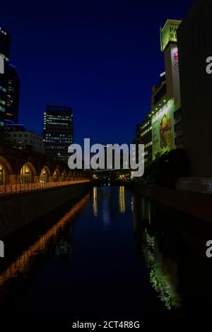 Un crépuscule de la rivière au pont Mansei à Tokyo Banque D'Images