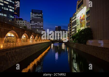 Un crépuscule de la rivière au pont Mansei à Tokyo Banque D'Images