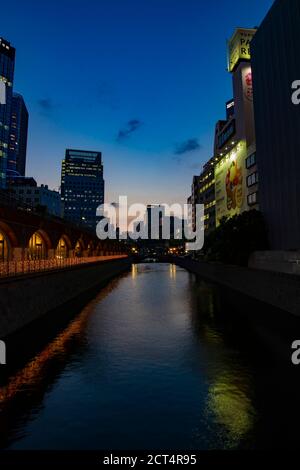 Un crépuscule de la rivière au pont Mansei à Tokyo Banque D'Images