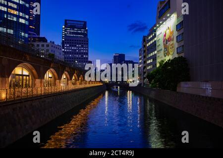 Un crépuscule de la rivière au pont Mansei à Tokyo Banque D'Images