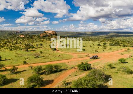 Babouin Rock au Sosian Ranch, comté de Laikipia, Kenya drone Banque D'Images