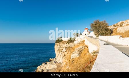 Chemin menant à l'église et au cimetière au-dessus de la mer à Pigadia, Karpathos, Grèce Banque D'Images