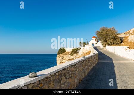 Chemin menant à l'église et au cimetière au-dessus de la mer à Pigadia, Karpathos, Grèce Banque D'Images