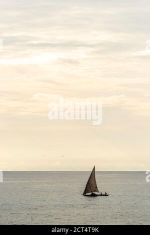 Bateau de pêche au lever du soleil à la plage de la baie de Watamu, Watamu, comté de Kilifi, Kenya Banque D'Images