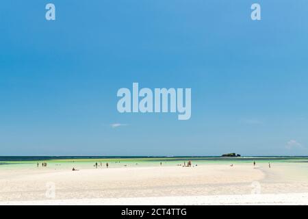 Parfaite plage de sable blanc tropical avec ciel bleu clair, plage de la baie de Watamu, Watamu, comté de Kilifi, Kenya Banque D'Images