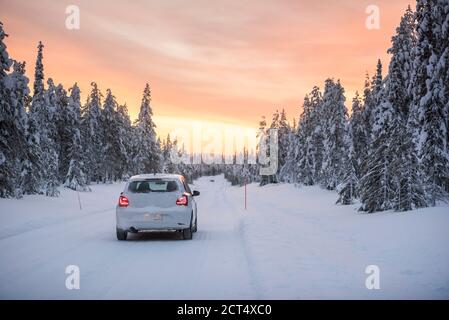 Mauvaises conditions de conduite sur des routes verglacées dangereuses dans des paysages hivernaux glissants, enneigés et enneigés en Laponie, Finlande, Europe Banque D'Images