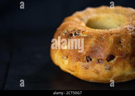 Dessert de Noël : Kouglove maison isolée sur fond noir. Copier l'espace. Photo de haute qualité Banque D'Images