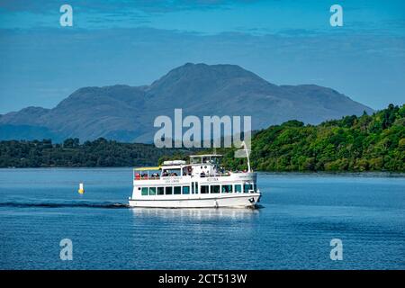 Sweeney's Cruise Co. Astina se dirige vers Loch Lomond Shores Balloch West Dunbartonshire Scotland UK sur Loch lomond avec Ben Lomond derrière Banque D'Images