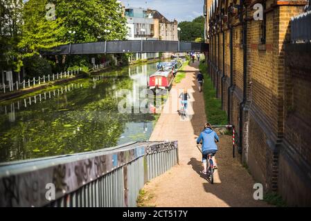 Pédaler par le canal à Ladbroke Grove dans le Royal Borough de Kensington et Chelsea, Londres, Angleterre, Royaume-Uni Banque D'Images