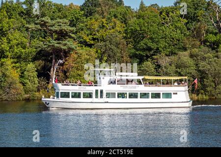 Sweeney's Cruise Co. Astina se dirige vers Loch Lomond à Loch Lomond Shores Balloch West Dunbartonshire Scotland Banque D'Images