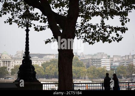 Couple admirant la vue sur la Tamise depuis South Bank, Londres, Angleterre Banque D'Images
