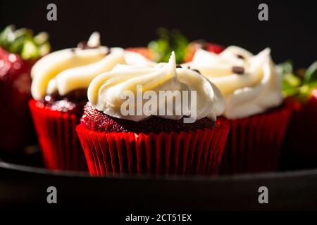 Cupcakes en velours rouge. Gros plan détaillé sur les macro-aliments. Banque D'Images