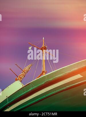 Voilier dans Shipyard. Isolé. Recherche de Voilier dans le chantier naval pour réparation. Image de stock Banque D'Images