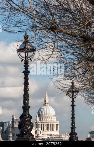 Dôme de la cathédrale Saint-Paul et lampes de South Bank dans le centre de Londres, en Angleterre Banque D'Images