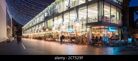 Southbank Center la nuit, vu de Golden Jubilee Bridges, South Bank, Londres, Angleterre Banque D'Images