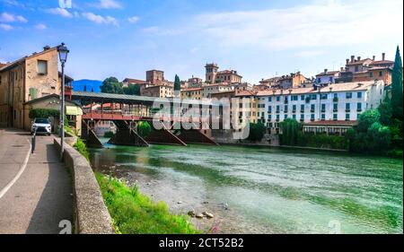 Belles villes médiévales d'Italie - pittoresque Bassano del Grappa avec célèbre pont, province de Vicenza, région de Vénétie Banque D'Images