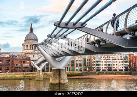 Cathédrale St Pauls vue derrière le Millennium Bridge, City of London, Londres, Angleterre, Royaume-Uni Banque D'Images