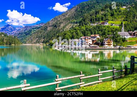 Paysage alpin incroyable, montagnes des Dolomites. Beau lac lago di Alleghe, nord de l'Italie (province de Belluno) Banque D'Images