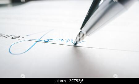 Personne signant le document important. Caméra suivant la pointe du stylo lorsqu'elle signe un contrat commercial crucial. Maquette « Lorem Ipsum » Signature faite sur le Banque D'Images